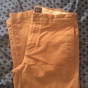 J.CREW Men’s Broken In chino khaki W29L32